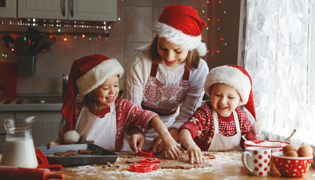 Mamma och barn bakar pepparkakaor inför julen.