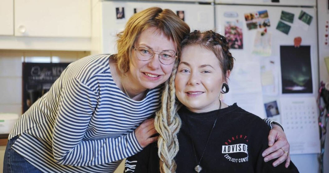 Mamma Sofie är en av Linns personliga assistenter. Foto: Petra Älvstrand Mamma Sofie håller om sin dotter Sofie som sitter på en stol