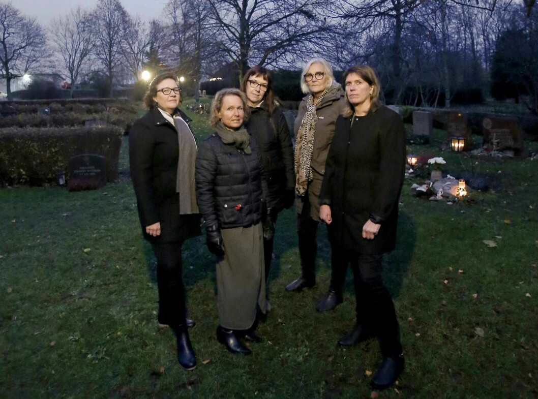 De fem mammorna har alla mist en son. De träffas en gång i månaden, och ofta följer de även med varandra till kyrkogårdarna. Från vänster Sofie Rönn Kjellqvist, Marie Svensson, Gunilla Karlsson, Mona Wimhed och Mari Björk. De fem mammorna har alla mist en son. De träffas en gång i månaden, och ofta följer de även med varandra till kyrkogårdarna. Från vänster Sofie Rönn Kjellqvist, Marie Svensson, Gunilla Karlsson, Mona Wimhed och Mari Björk.