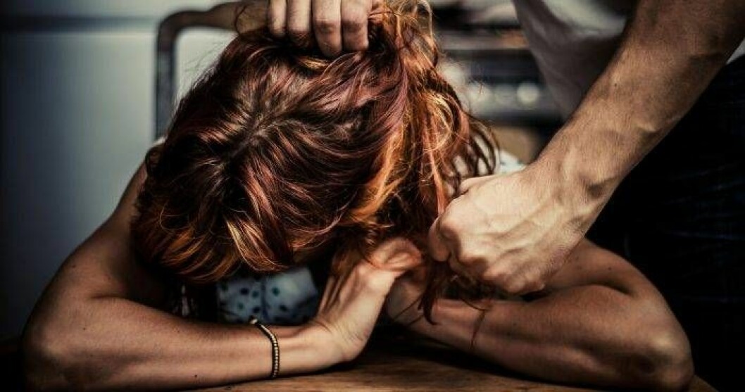 Man som slår sin partner med knytnävar. 