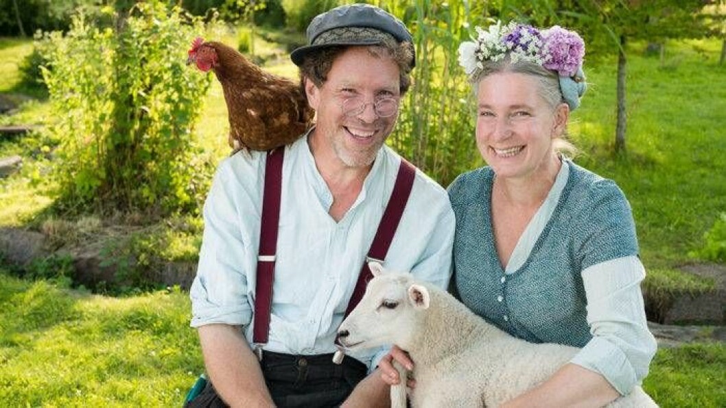 Marie och Gustav Mandelmann med en höna och ett får.