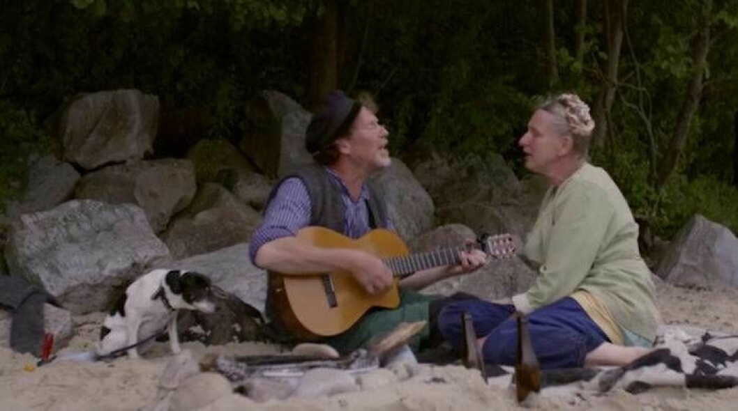 Marie och Gustav Mandelmann har övergett balalajka men sjunger och spelar fortfarande tillsammans. Bild: TV4 Marie och Gustav Mandelmann sjunger ofta tillsammans och minns de tiden innan de hade barn. Bild: TV4
