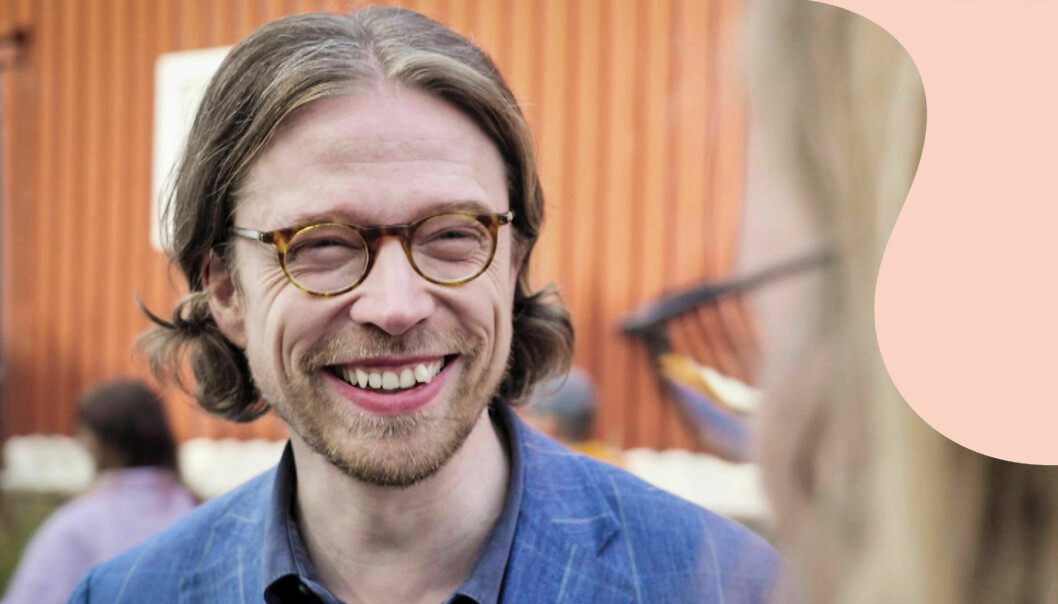 Komikern Måns Nilsson som gästexpert i Antikrundan 2022.