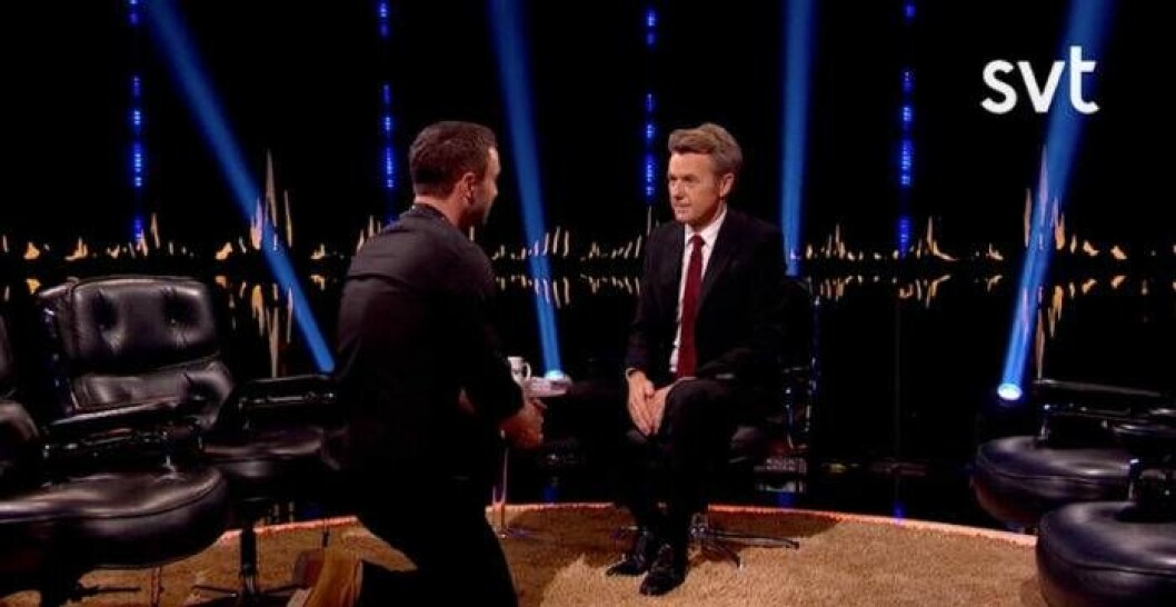 Foto: SVT Måns Zelmerlöw på knä när han återger frieriet för Fredrik Skavlan.