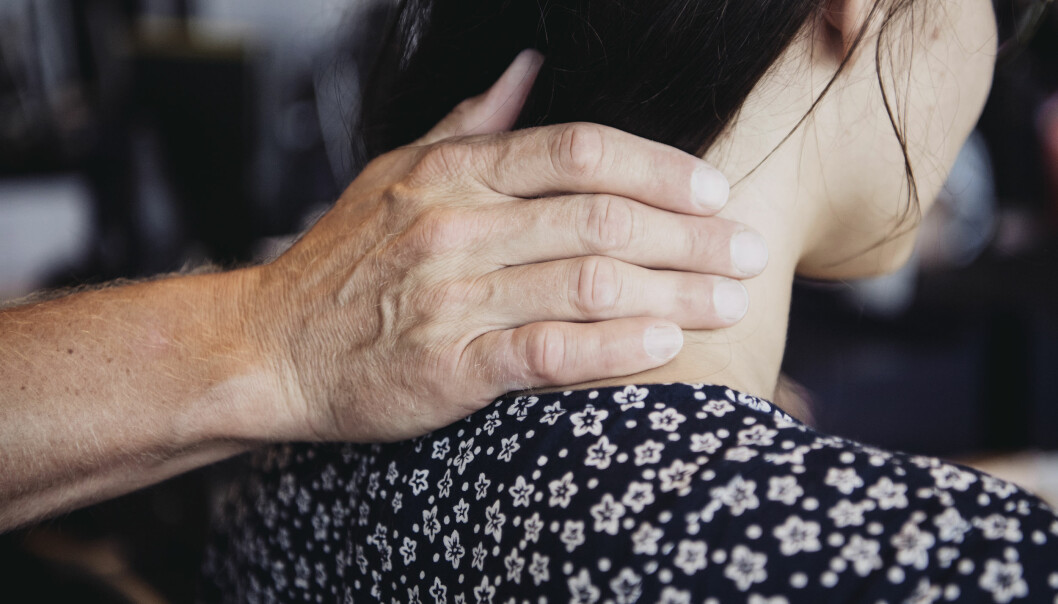 Enligt undersökningar blir kvinnor i långt större utsträckning utsatta för sexuella trakasserier på jobbet, jämfört med män. Foto: TT Manshand som ligger på kvinnas nacke.