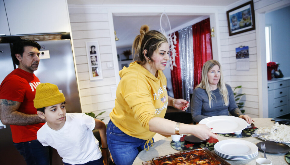 När Sara bjuder på middag gäller det att komma hungrig. ”Så här är det alltid. Sara göder mig”, säger Hanne. Marco, Sara och sonen Fady dukar fram mat och ställer på köksbordet och Sara sitter och väntar på att få mat.