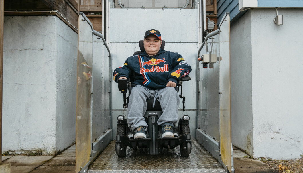 Marcus har en rad hjälpmedel för att vardagen ska fungera så smidigt som möjligt trots sjukdomen. Marcus Aftelöv åker i rullstolsliften som hans föräldrar låtit installera hemma i Södra Vi.