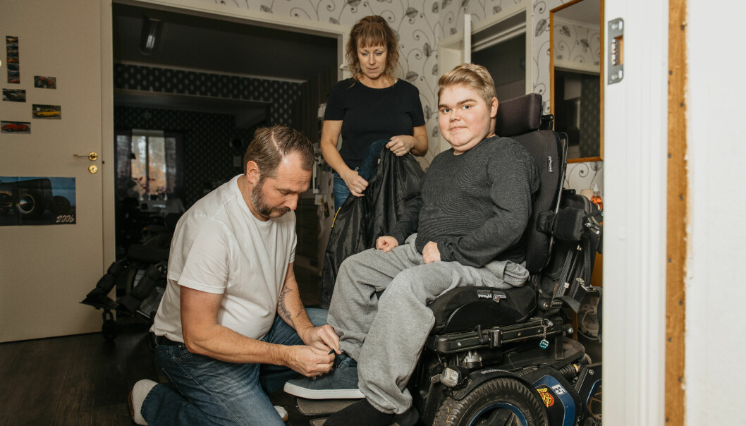 Marcus behöver hjälp med det mesta i vardagen. Pappa Jörgen och mamma Lena bistår gärna sin son. Marcus Aftelöv sitter i sin rullstol och får hjälp av sina föräldrar Jörgen och Lena att klä på sig ytterkläderna.