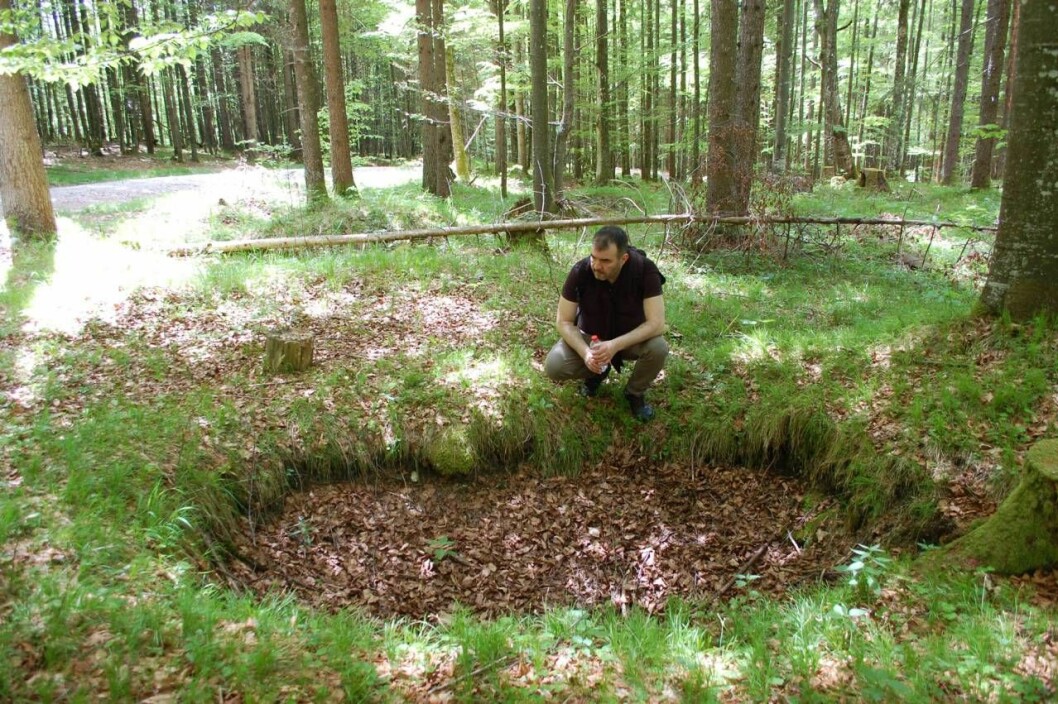 Marcus Wallén vid en av skattgroparna på Steinriegel ovanför sjön Walchensee. Foto: Camilla Sarling Marcus Wallén letar naziguld i Alperna
