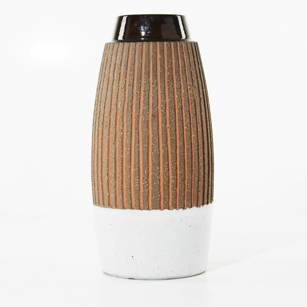En golvvas med det passande namnet <span class=" italic" data-lab-italic_desktop="italic">Rusticana</span> fanns till försäljning på Stockholms Auktionsverk. Mari Simmulson formgav serien 1963 och den låg helt rätt i tiden då trenden gick mot allt grövre och tyngre keramikföremål. Men golvvasen har ändå ett lätt uttryck med blank glasyr upp- och nertill och linjär relief i det bruna lergodset. Golvvasen är det största föremålet i serien med sina 40 cm i höjd. Vinnande bud blev 850 kr (1500). Golvvas i vit och brunrandigt mönster.