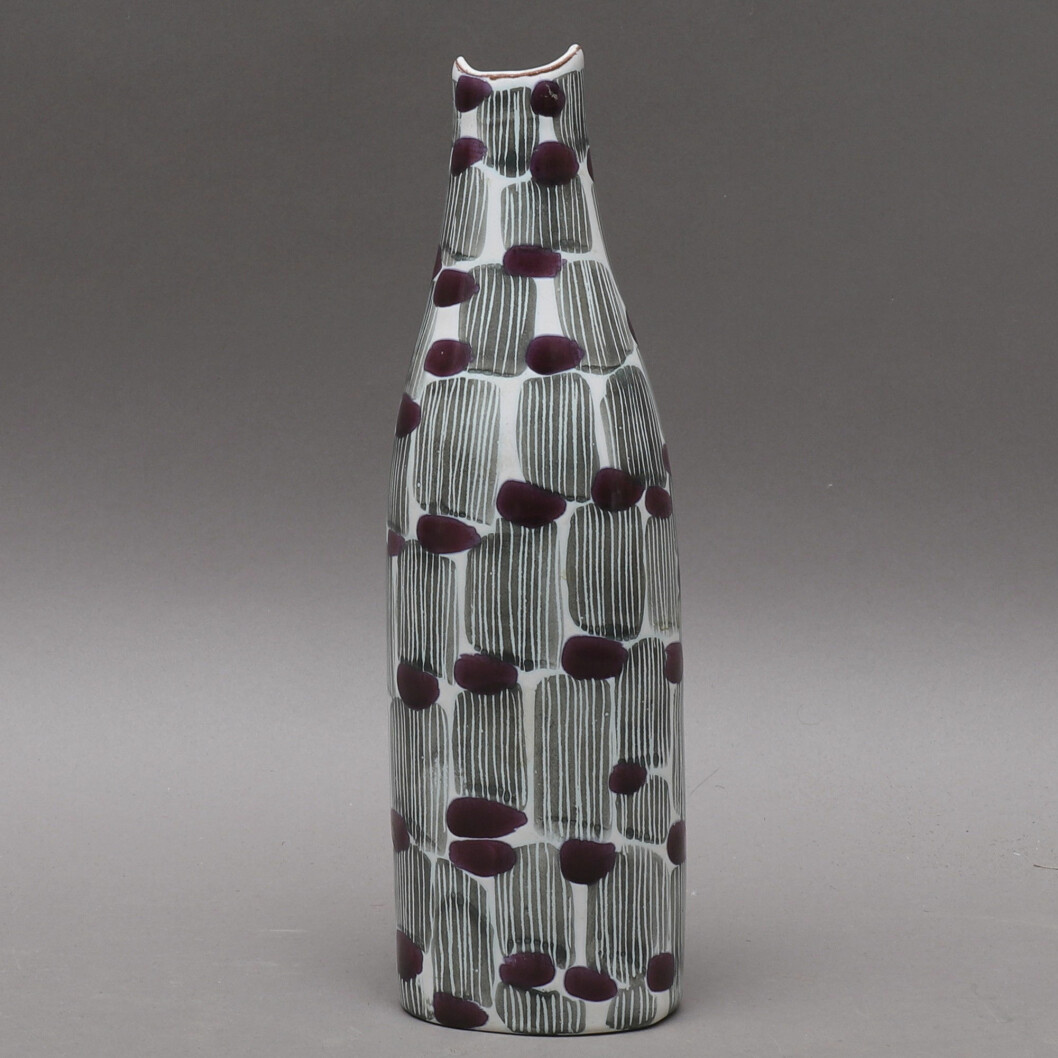 Föremål ur serien <span class=" italic" data-lab-italic_desktop="italic">Djungel</span> från 1953 är ovanliga på marknaden. På Ekenbergs Auktioner hade man fått in en vas i fint skick som gick under klubban för 1632 kronor. Vasen är 28 cm hög. Vas ur serien Djungeln.