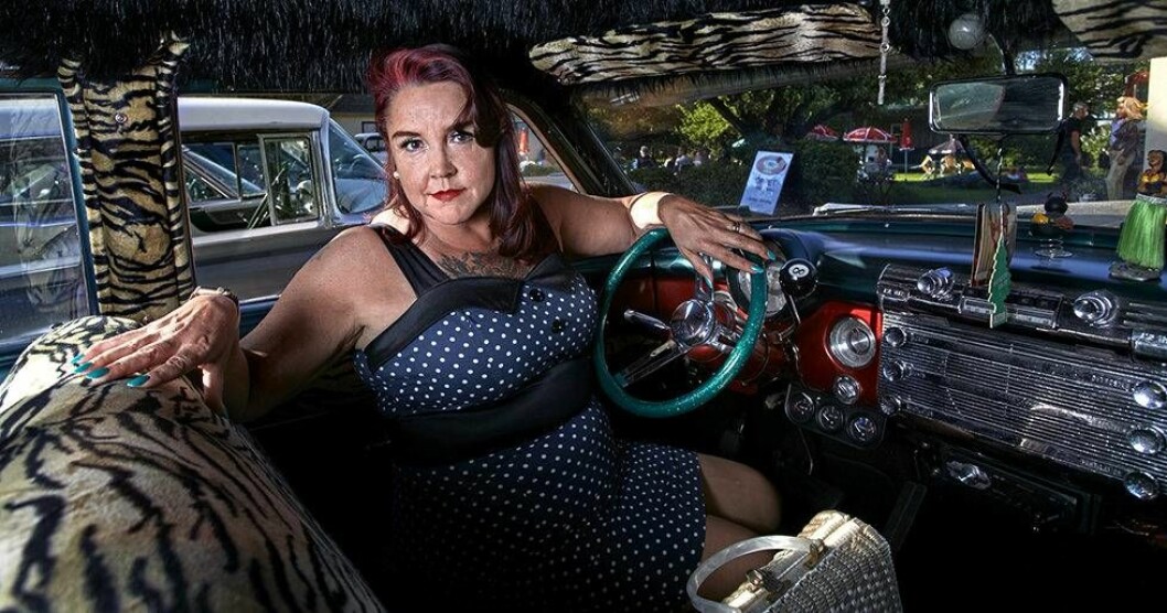 Marias Buick från år 1950 med tigermönstrad kläsel. Hela inredningen har hon designat själv. Maria i sin bil med tigerinredning.