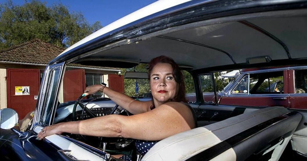 Maria backar ut med sin raggarbil.