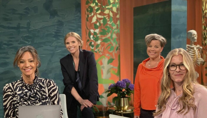 Maria Furberg hoppar in som vikarie i Fråga doktorn. Här med några andra i produktionsteamet: Samantha Coard, programledaren Sofia Rågenklint och Lotta Borg Skoglund. Delar av produktionsteamet till Fråga doktorn befinner sig i tv-studion: Samantha Coard, programledaren Sofia Rågenklint, vikarierande läkaren Maria Furberg och Lotta Borg Skoglund.