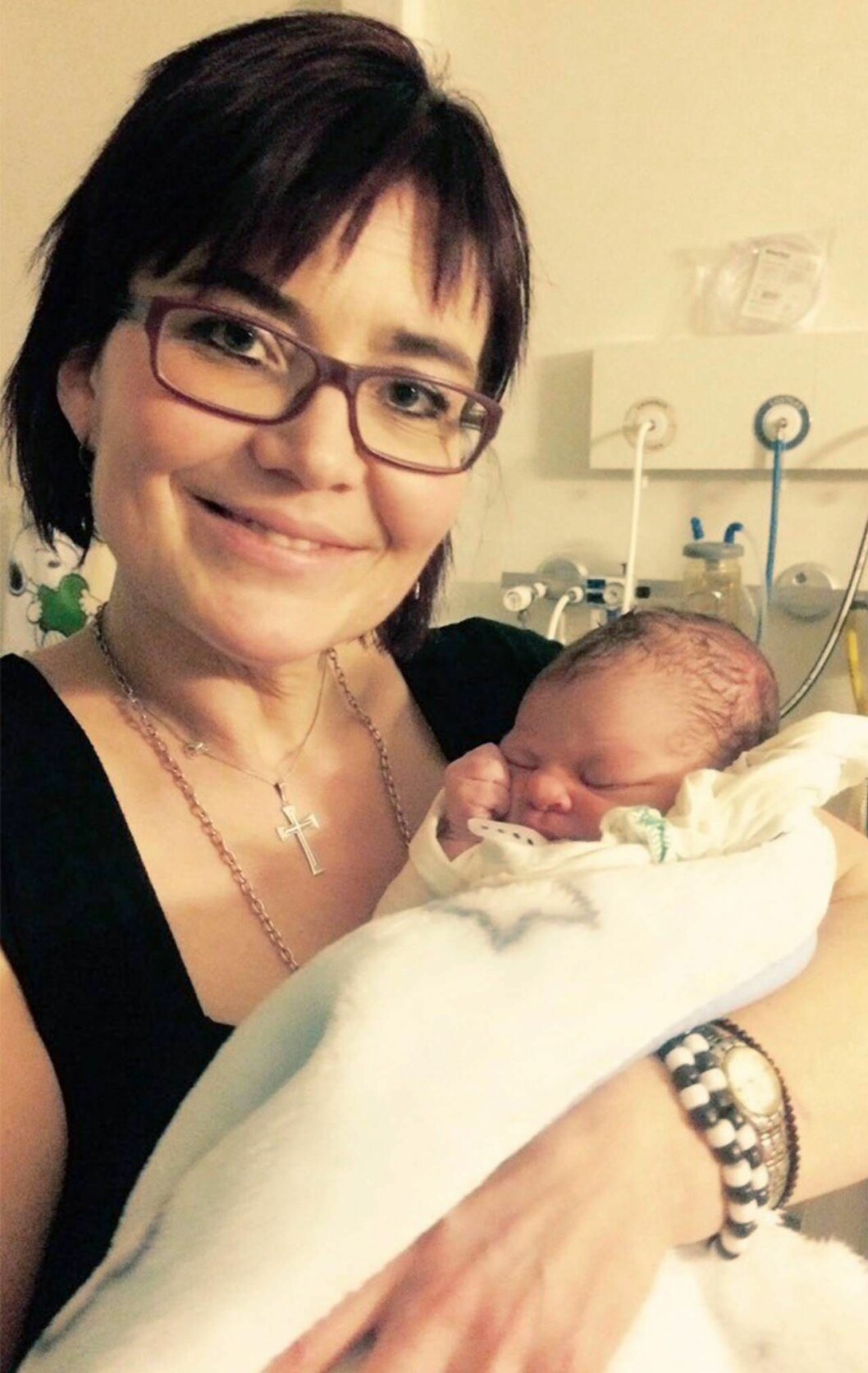 Lilla Almina föddes med en allvarlig allergi och blev aldrig riktigt bra. Foto: Privat En kvinna står med en nyfödd bebis i famnen.