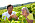Kjell och Maria står bredvid varandra i ett vinfält och beundrar varsin vindruvsklase och drar in doften av vindruvorna och bladen.