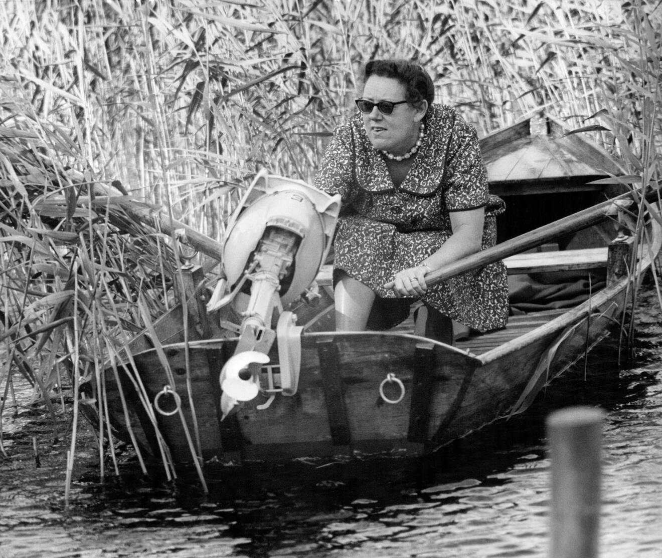 Maria Lang i roddbåt och solglasögon.