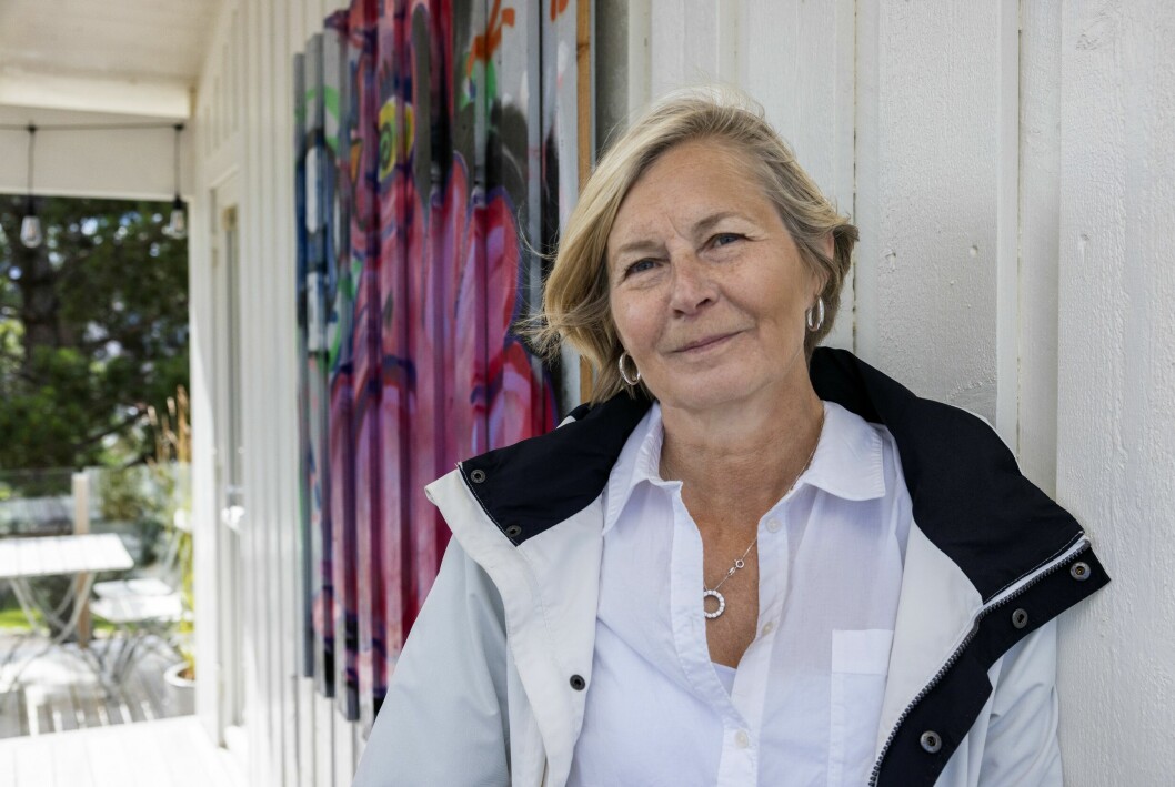 Flipp målade ett plank på 20 meter som fanns på tomten. Maria sparade en del av det konstverket som nu hänger på väggen i uteköket. Maria framför husfasaden där hon satt upp graffiti-konst som Flipp skapat.