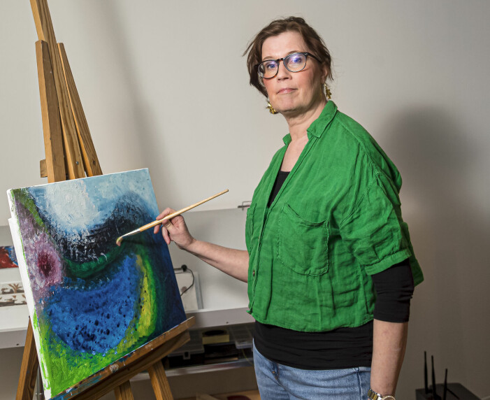 Maria Thysell målar en färgstark abstrakt tavla.