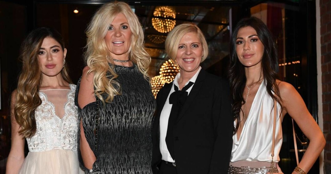 Maria Montazami med döttrarna Sara och Hanna samt hennes syster Catharina Westphal på QX-galan 2017. Foto: Fredrik Sandberg/TT Maria Montazami med döttrarna Sara och Hanna samt hennes syster Catharina Westphal på QX-galan 2017