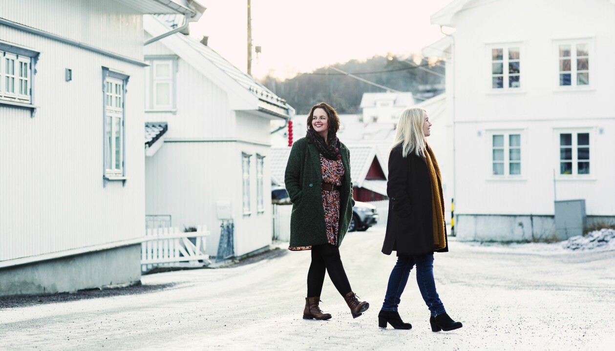 – Vi fick verkligen kontakt direkt. Kemin i den familjen var så bra, jag visste redan den kvällen att jag skulle trivas, säger Ann Kristin. Maria och Ann Kristin promenerar utomhus med vita hus i bakgrunden.