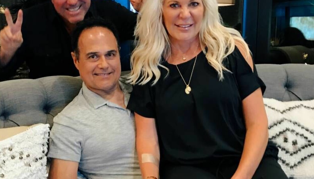 På bilden syns ett plåster på Maria Montazamis högerarm som täcker över det uppslitna ärret efter borttagna leverfläckar. Maria och Kamran Montazami. På bilden syns ett plåster som täcker ärret efter Maria Montazamis borttagna leverfläckar.