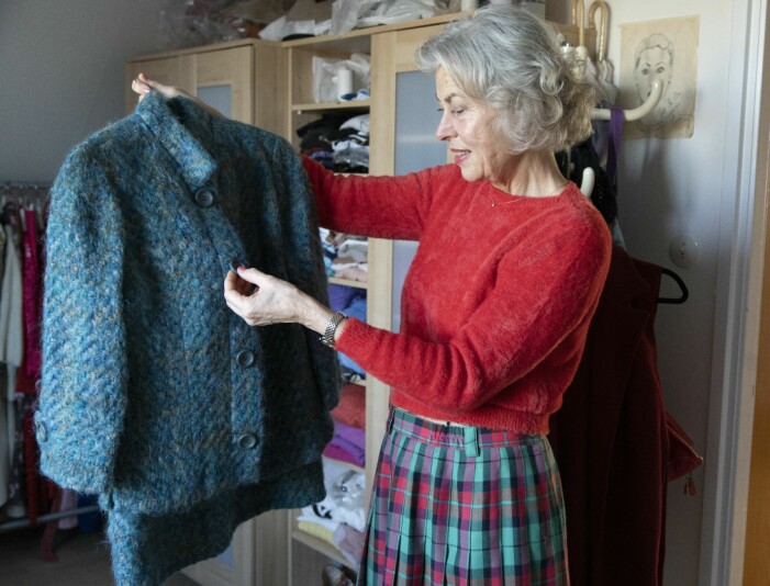 Maria har ärvt modeintresset av sin mamma Kim som gillade det klassiska, tidlösa modet. – Hennes smak fascinerar mig fortfarande, säger Maria, här med en av Kims dräkter. Maria Sörensson håller upp en turkos dräkt som hon ärvt av sin mamma.