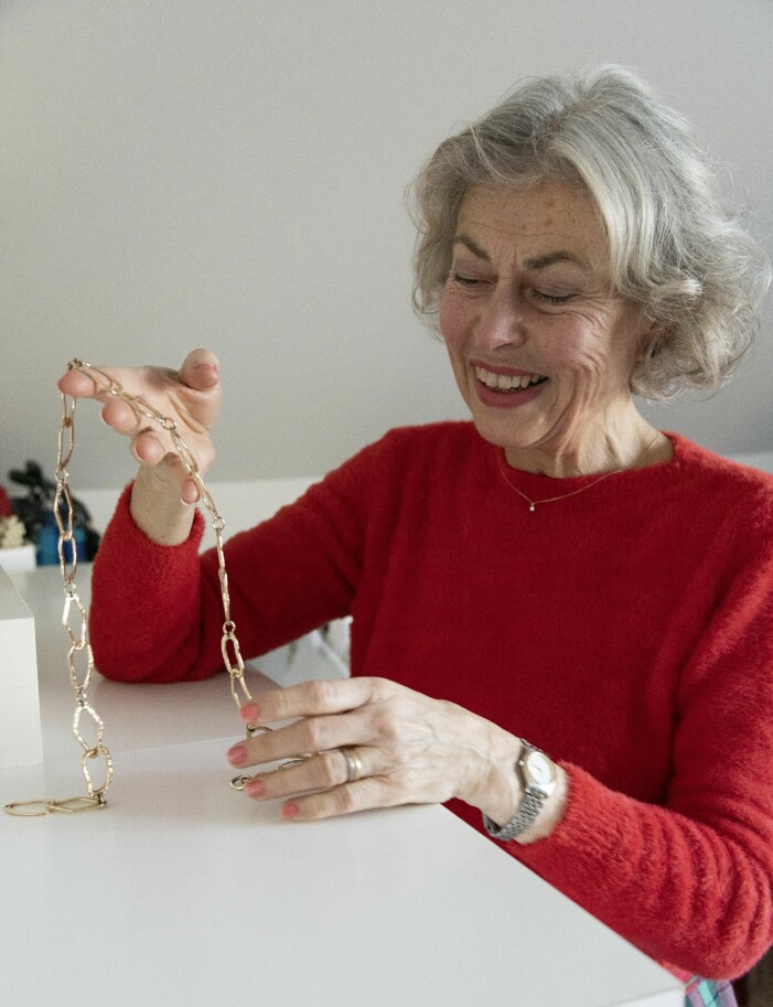 Maria älskar när hennes följare kommenterar hennes inlägg på Instagram. – Att få lov att vara en inspiratör är en ynnest, slår hon fast. Maria Sörensson håller upp ett metallskärp.