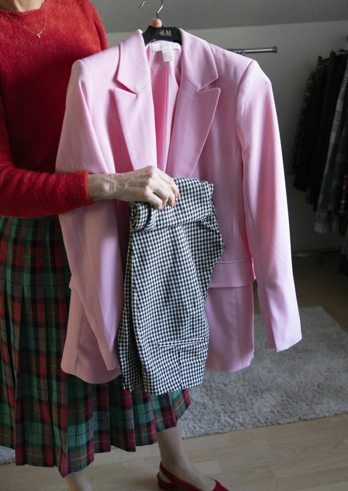 Till den rosa kavajen från H&M har Maria gärna ett par pepitamönstrade byxor i caprimodell. – Jag är så nöjd med dem för modellen flörtar med 50-talet, säger hon. En rosa kavaj och ett par pepitamönstrade byxor.