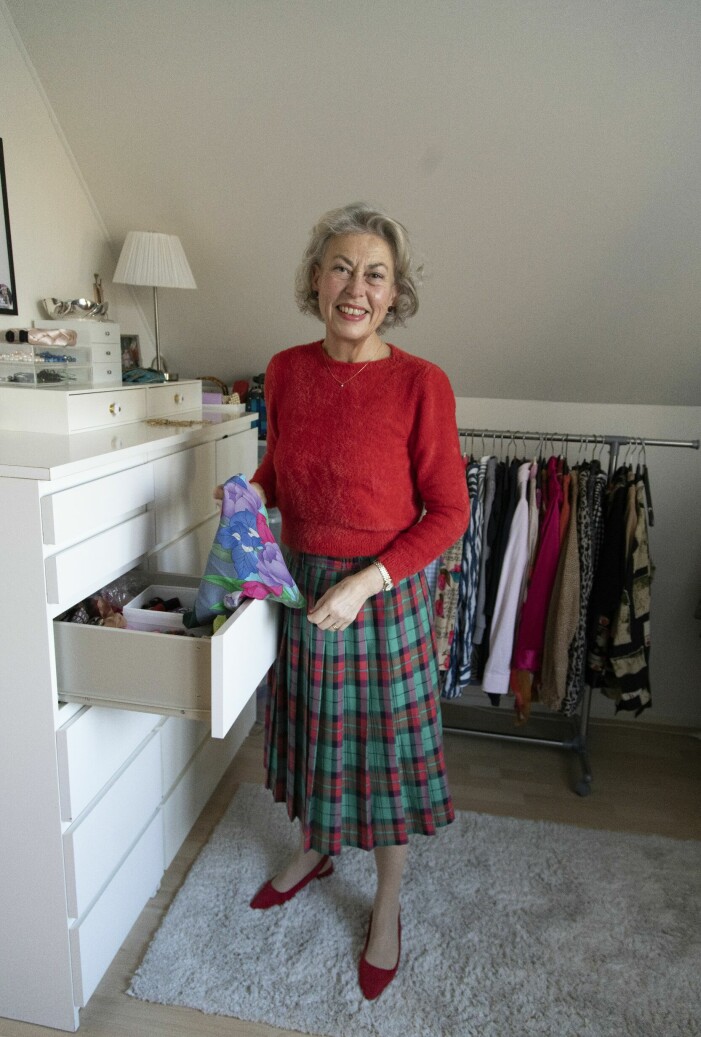 Att skapa en look som matchar säsongen, dagens humör och som också speglar dagens mode är det roligaste Maria vet. Oldfluencern Maria Sörensson i röd tröja och rutig kjol i sin klädkammare hemma i Lund.