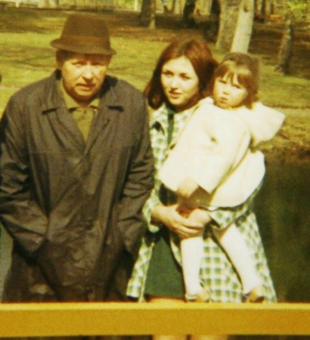 Mariana med sin pappa och dottern hon fick som 15-åring.