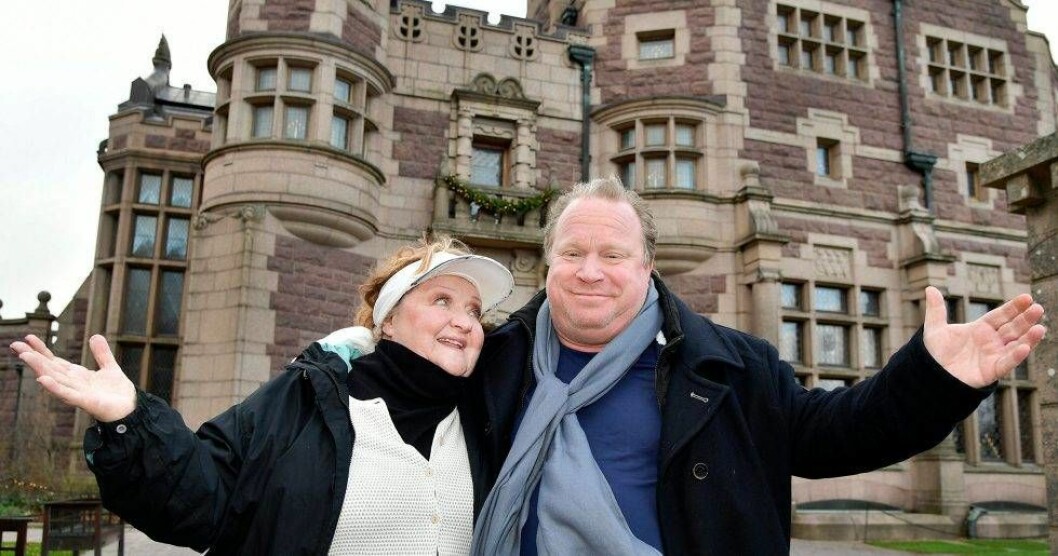 Marianne Mörck och Claes Malmberg framför Tjolöholms slott.