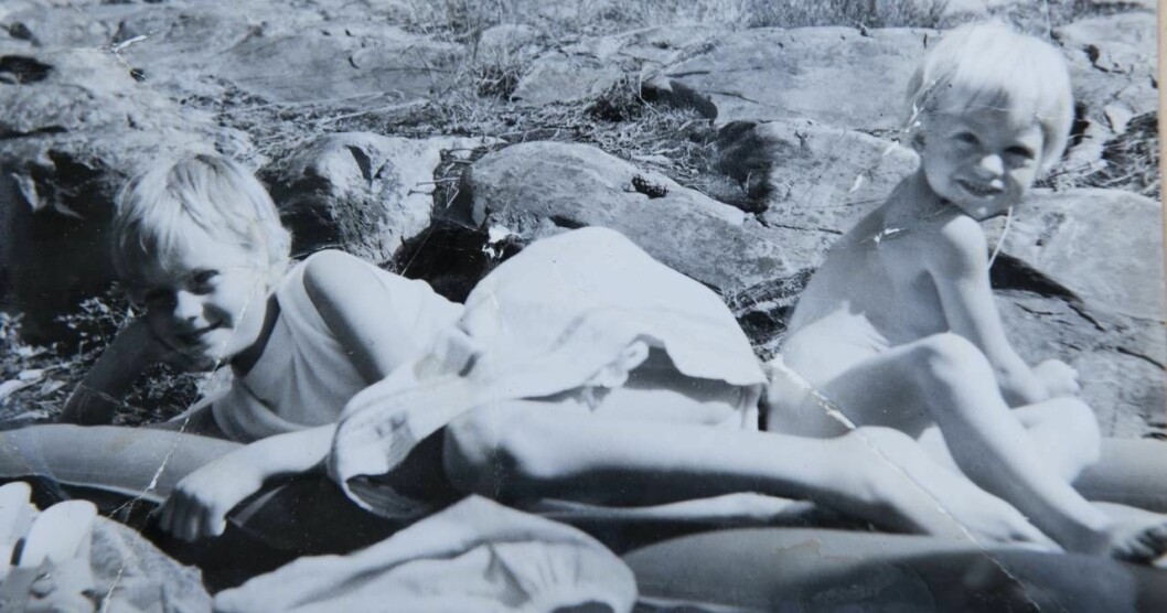 Marianne minns sina barndomssomrar som idylliska. Här tillsammans med lillasyster Helen. Foto: privat Barndomsbild med två systrar på stranden.