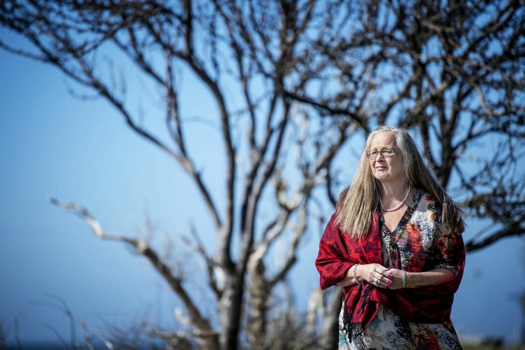 ”Jag led något alldeles oerhört av att inte veta hur barnen hade det”, berättar Marianne. Marianne med ett stort träd i bakgrunden