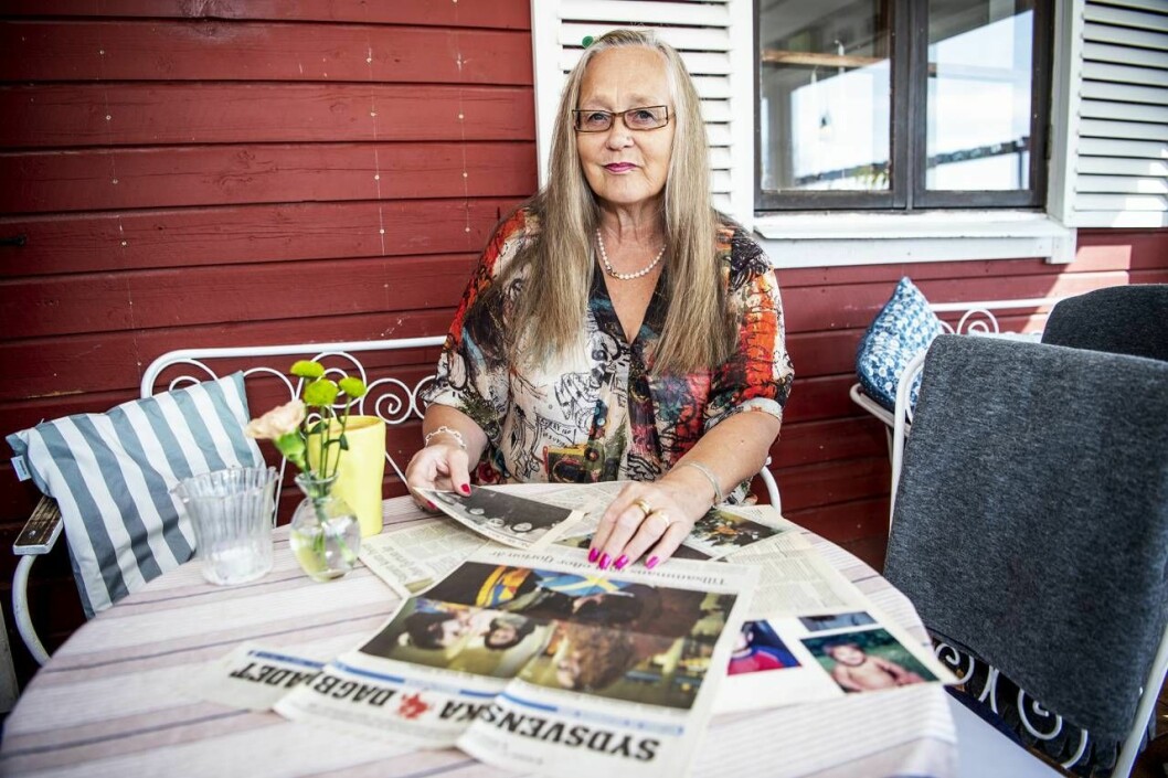 Flera tidningar skrev om familjens återförening i december 1999. Marianne visar tidningsurklipp.
