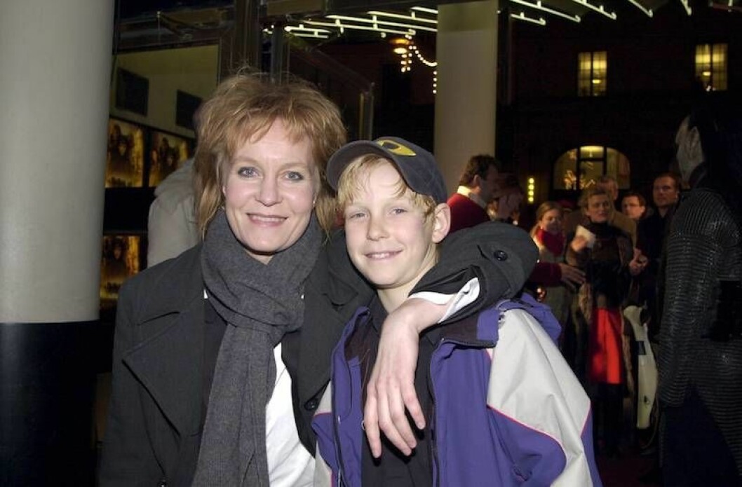 Fram till skilsmässan stod Maria och sonen Anton varandra nära. Här en bild från 2001 när de var på ”Sagan om ringen”-premiär. Anton och Maria på en bild från en filmpremiär 2001.