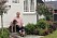 Marie Andersson framför huset tillsammans med en grå hund