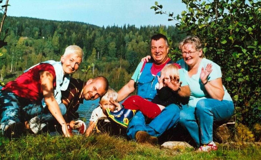 Marie med maken, sönerna och pappa Sven med sin sambo Anny. Marie med maken, sönerna och pappa Sven med sin sambo Anny.