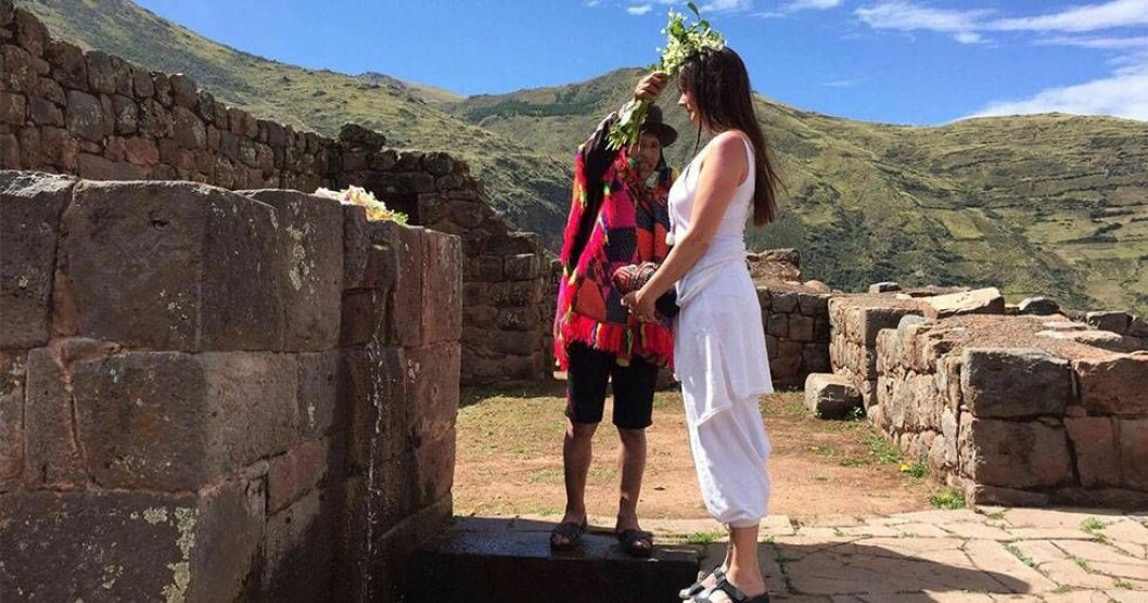 Hos ursprungsbefolkningen i de peruanska bergen har Marie fått lära sig om healing och hur hon kan arbeta som shaman. Foto: Privat Marie Palmlöf och en man ur peruanska ursprungsbefolkningen uppe i bergen.
