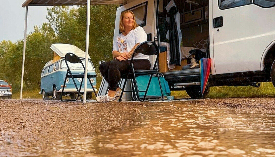 Marie sitter på en stol utanför sin skåpbil utomhus.