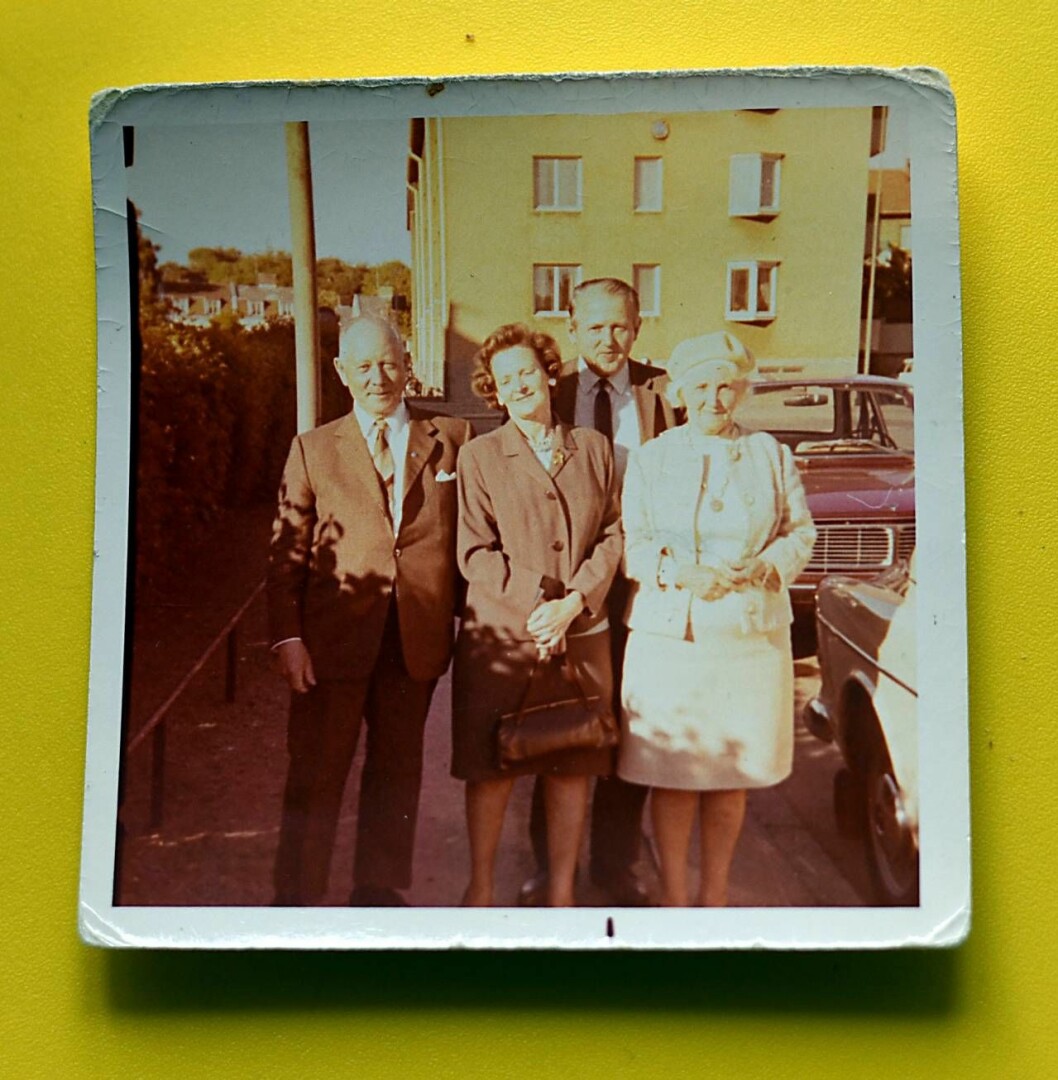 Mormor Solvig och morfar Jöns flankeras av mormorsmor Anna och hennes fästman Petter.