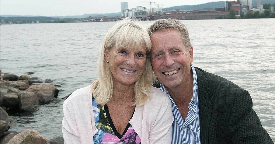 ”I dag har vi en djupare själslig gemenskap och känner en helt annan tillit till varandra”, säger Marie och Yngve med en mun. Marie och Yngve vid sjön.