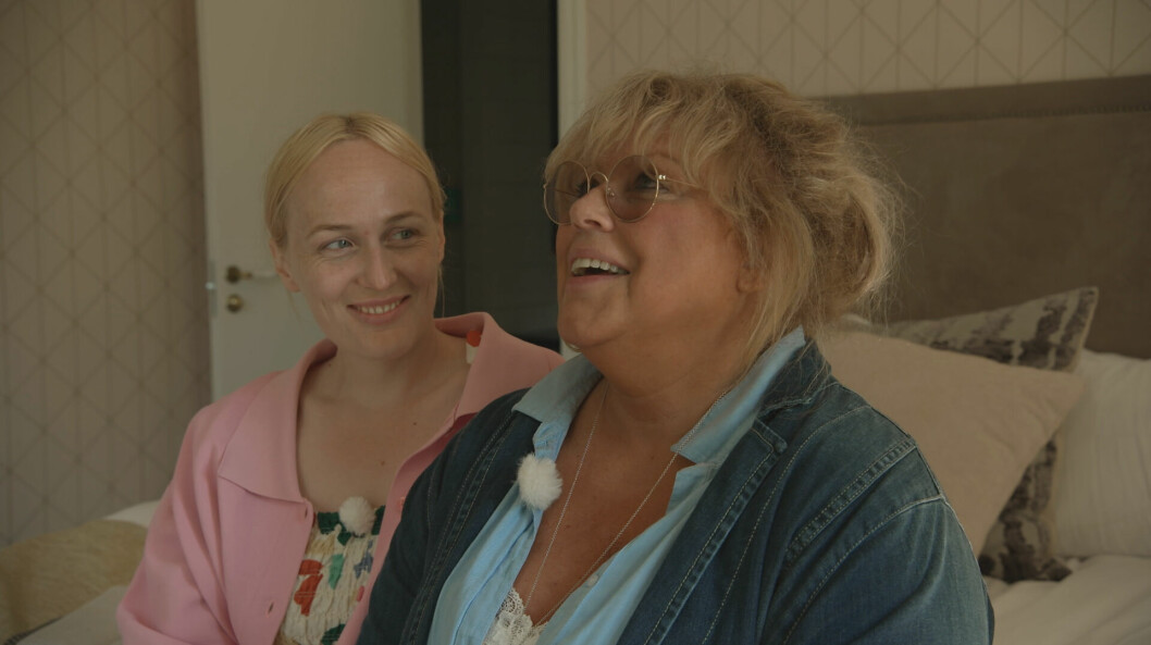 – Moonica Mac och jag klickade direkt! Jag hade trott att hon skulle vara lite sval och svår för hon ser så elegant och Glenn Close-aktig ut, men det var ju fniss och skratt på en gång. Det var helt otroligt fint faktiskt. Moonica och Marie sitter på en säng och pratar och skrattar. Det syns att de trivs ihop.