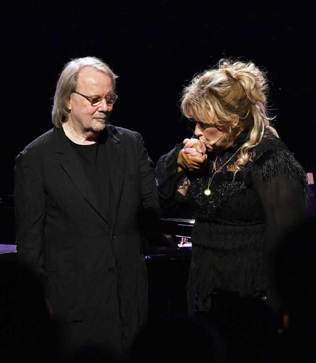 Tillsammans med Benny Andersson skapade Marie hitlåtarna Lassie och Älska mig, som båda låg på Svensktoppen under 90-talet. Här ses de under minneskonserten En kväll för Josefin, 2020. Benny Andersson och Marie Nilsson Lind på scen i ett stämningsfullt ögonblick, där Marie kysser Bennys hand.