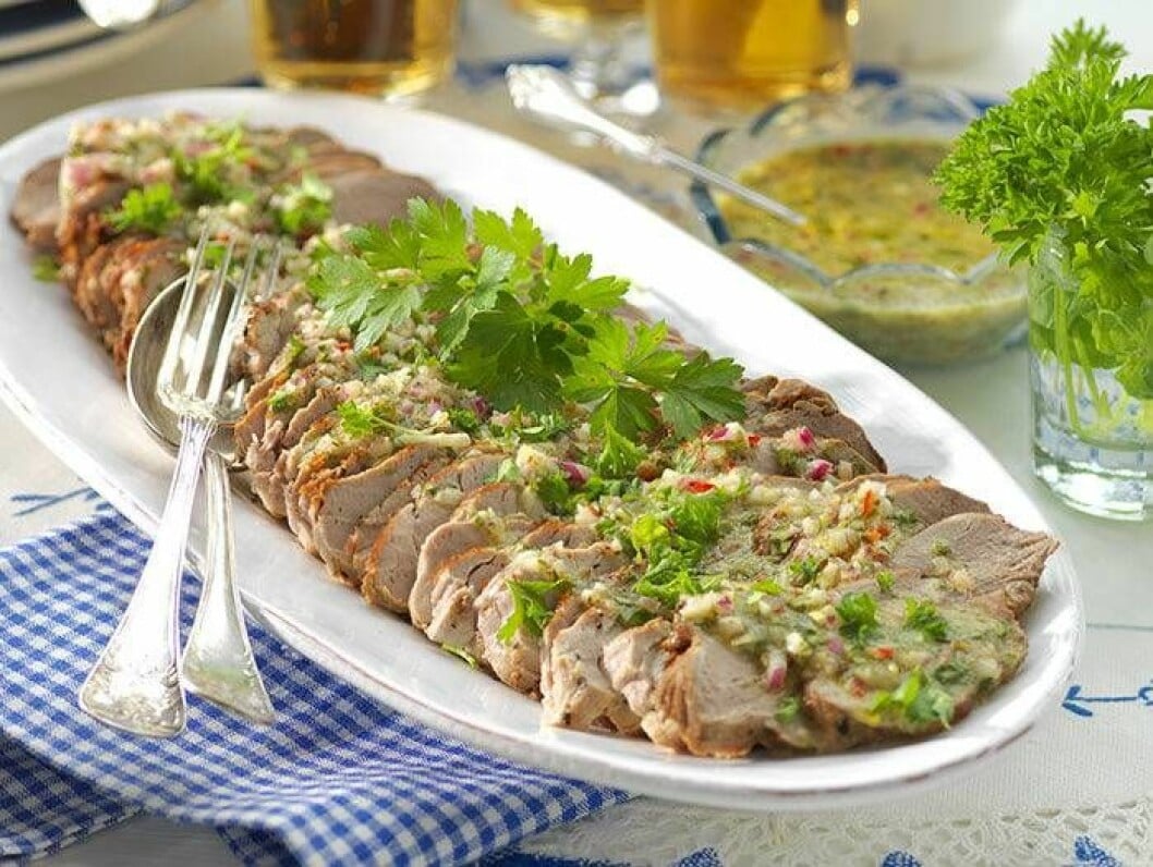 Servera <a href="https://www.allas.se/ortmarinerad-flaskfile/">örtmarinerad fläskfilé</a> på buffén. fläskfilé perfekt till buffén
