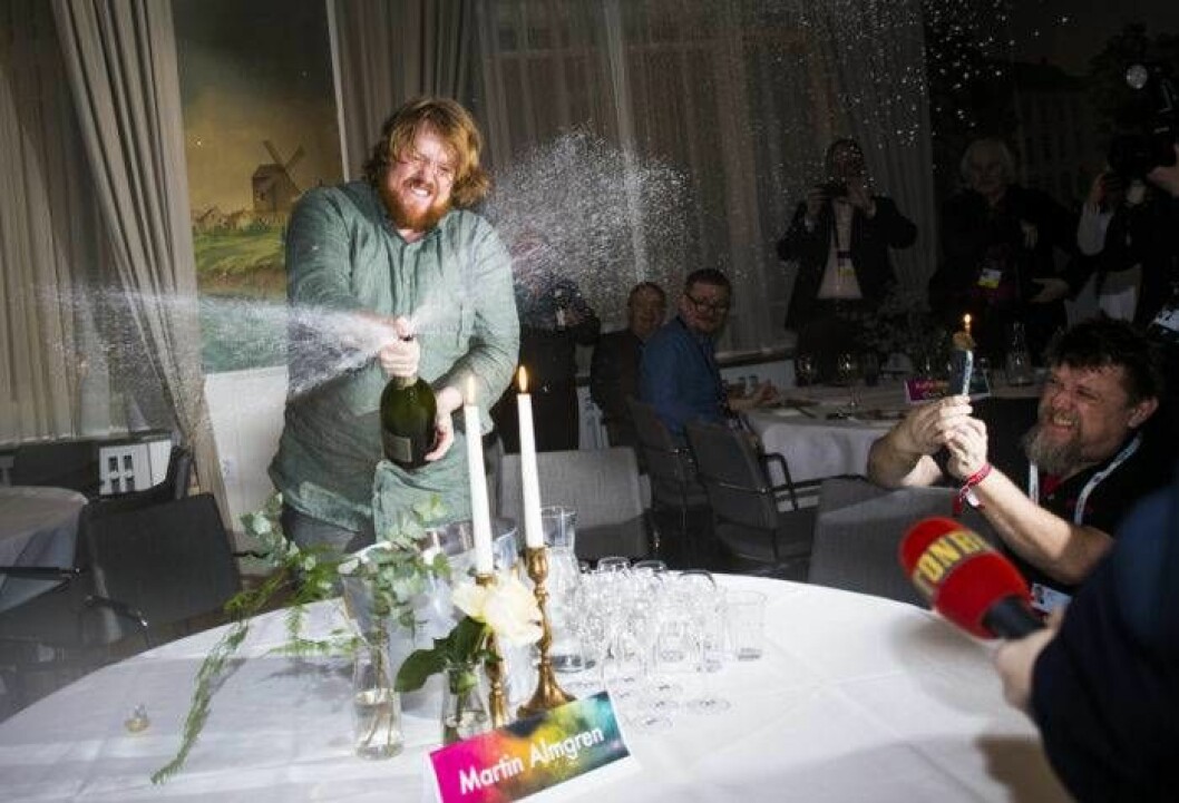 Martin Almgren sprutar champagne