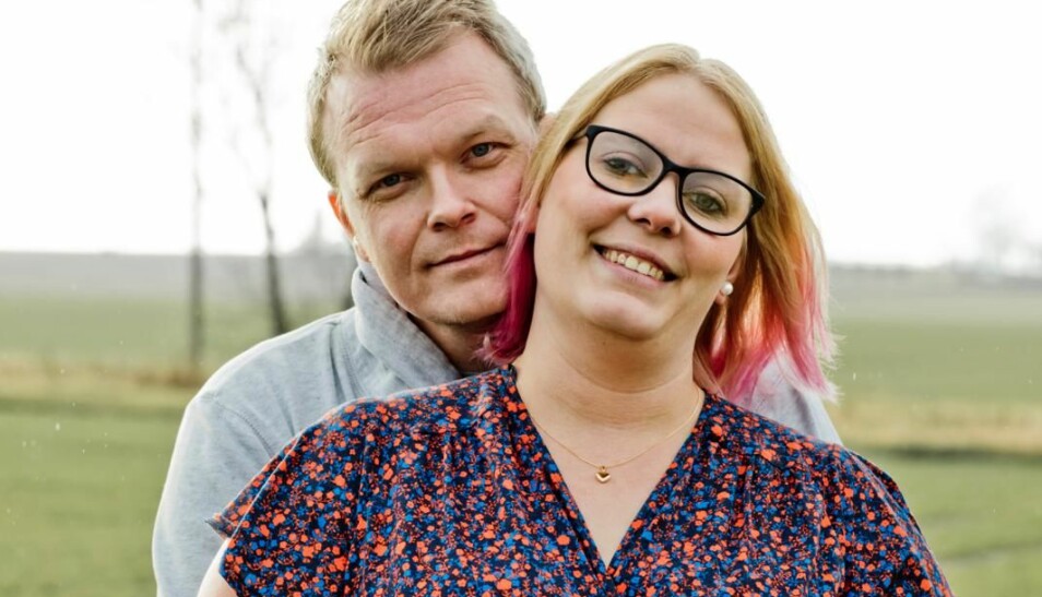 Den fruktansvärda olyckan har påverkat även Martin och Emma. Martin kramar om sin hustru Emma.