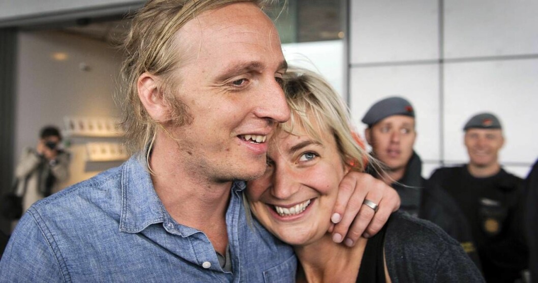 Verklighet: Martin Schibbye återförenas med sin hustru Linnea efter att ha suttit i Kalityfängelset i Etiopien. Foto: Anders Wiklund/TT Martin Schibbye återförenas med sin hustru Linnea efter att ha suttit i Kalityfängelset i Etiopien.