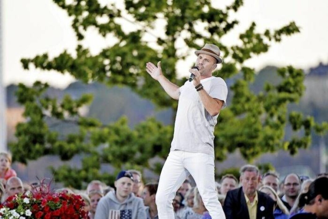 Martin showar loss i Allsång på Skansen.