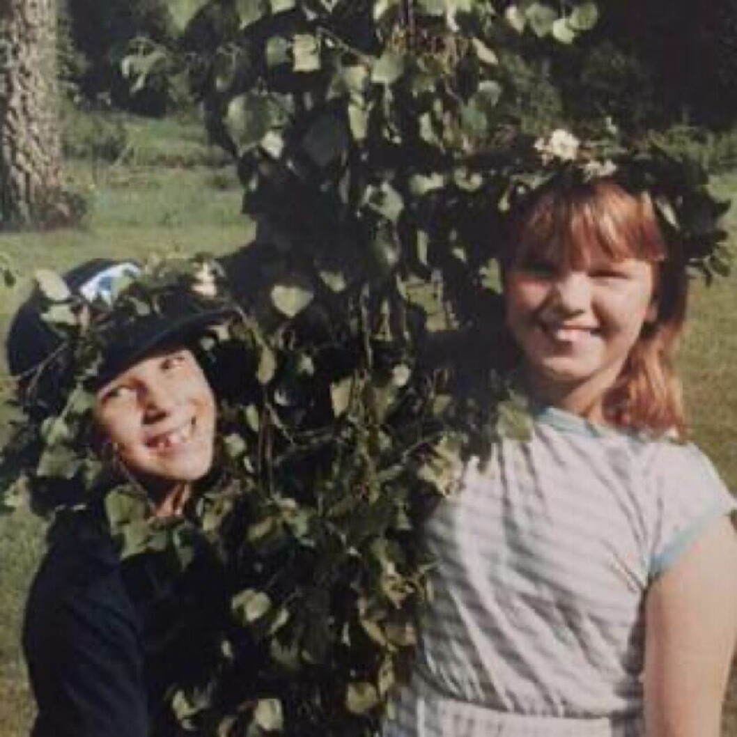 Martina och Christian som barn vid midsommarstång.